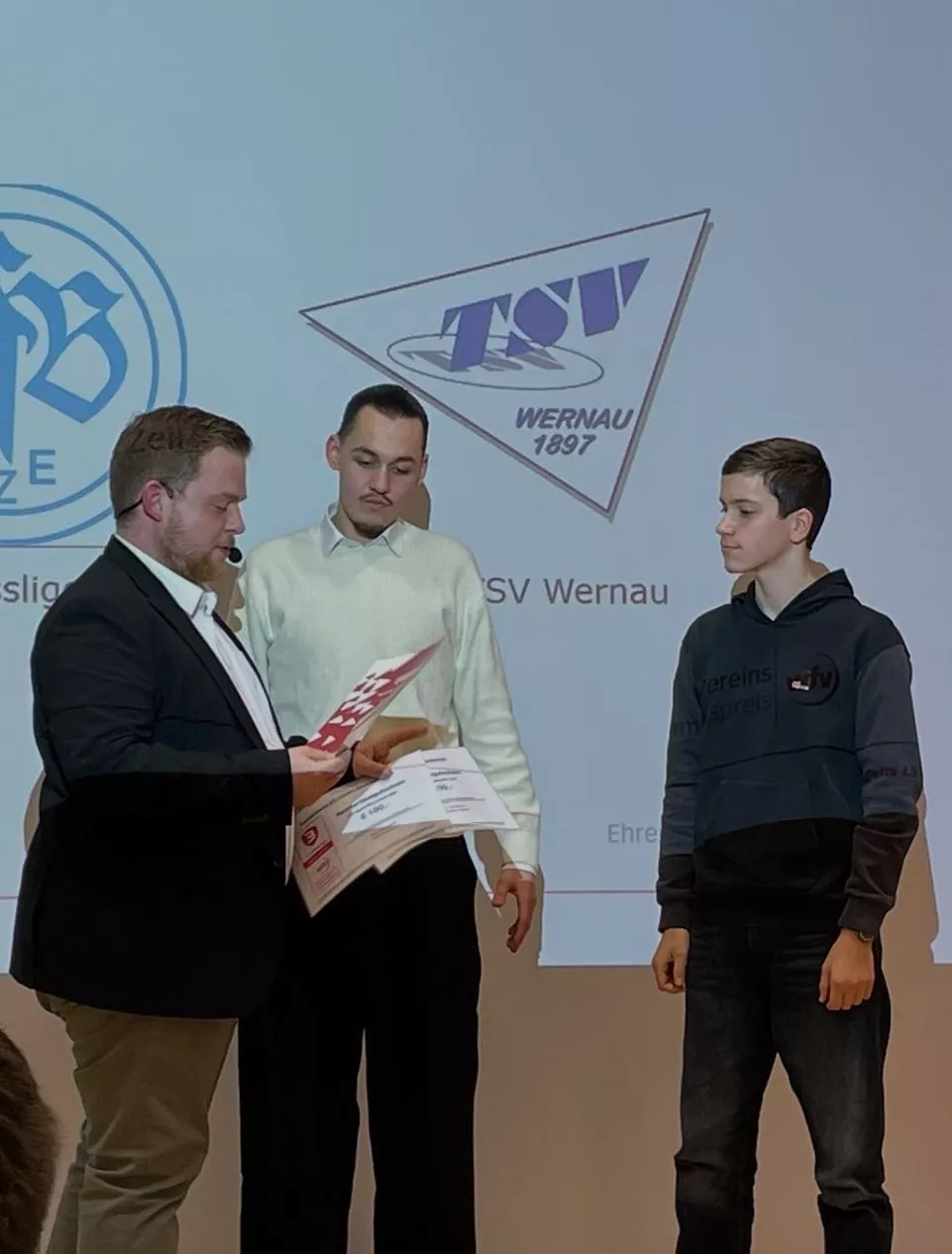 Jungschiedsrichter Merlin Rothmund bekommt die Urkunde sowie den Preis überreicht