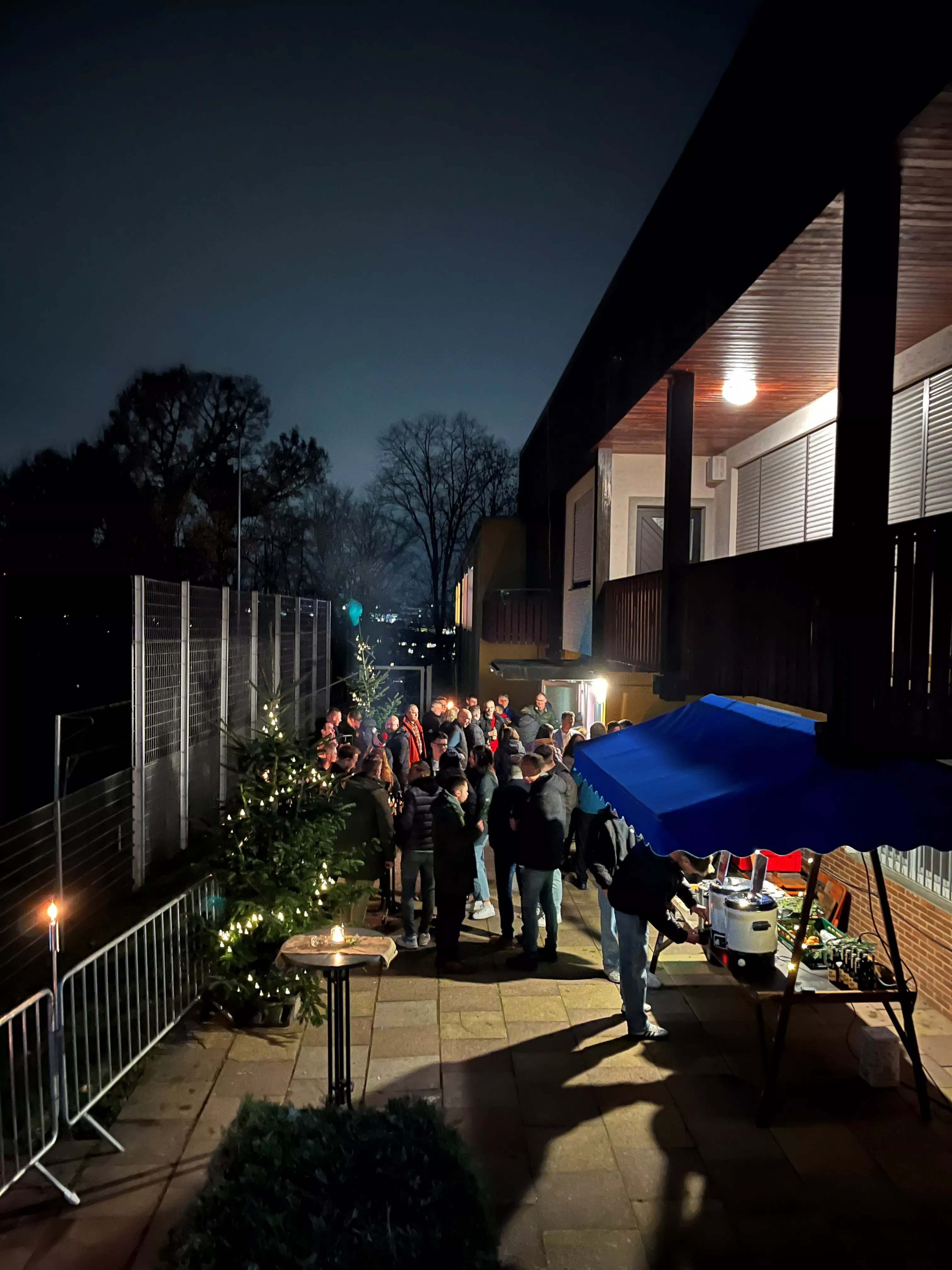 Der kleine Weihnachtsmarkt vor der Halle
